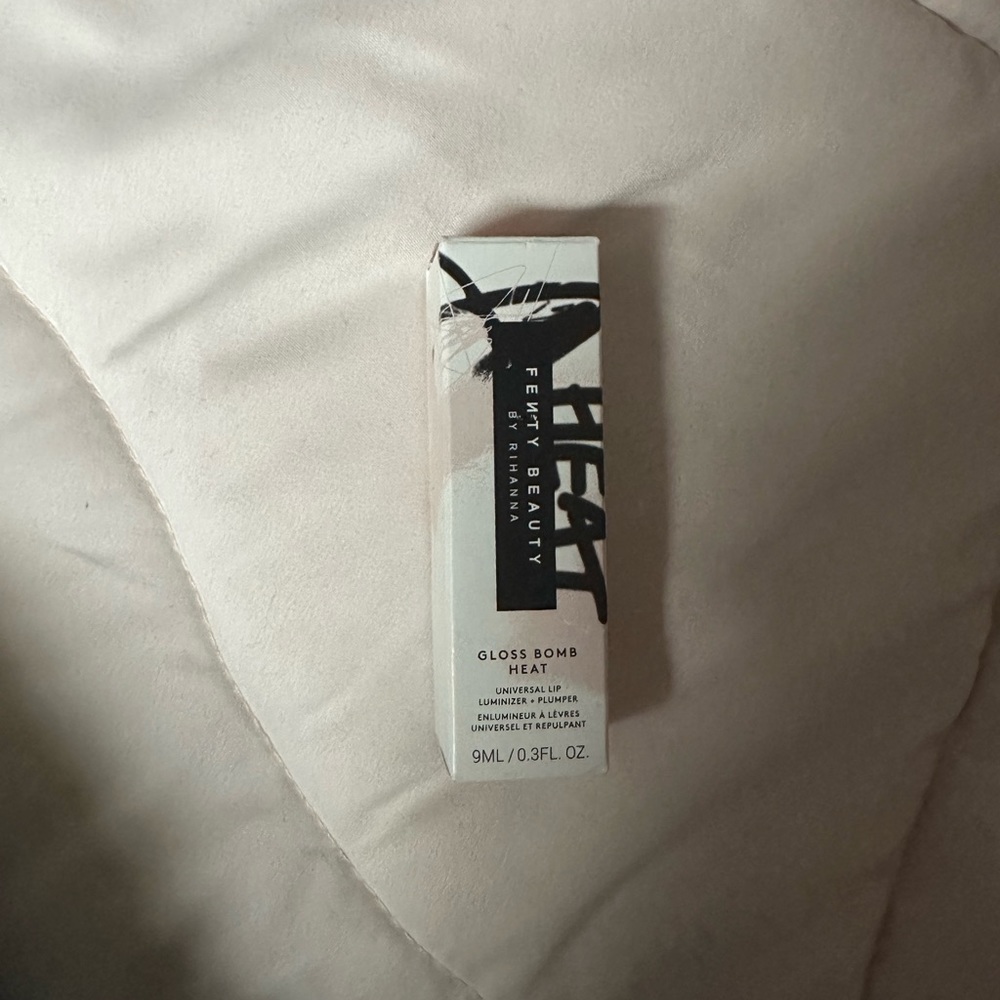 FENTY BEAUTY
Gloss Bomb Heat Universal Lip Luminizer + Plumper in Hot Cherry
